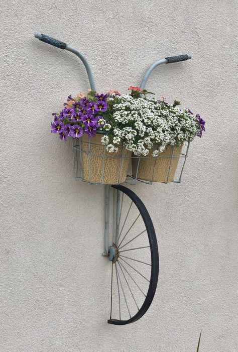 Bicycle Art Garden, Stone Wall Art, Bicycle Decor, Budget Garden, Garden Decor Projects, Fairy Garden Decor, Diy Backyard Landscaping, Home Garden Design, Branch Decor