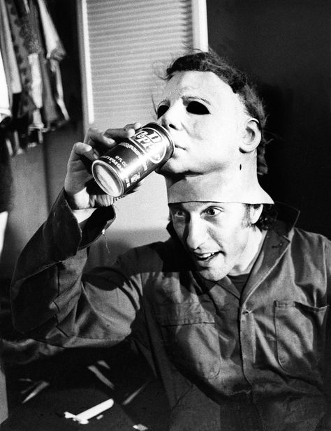 Nick Castle aka Michael Myers gives his mask a drink on the set of "Halloween", 1978.  Best use of a William Shatner Halloween mask ever. Nick Castle, John Carpenter Halloween, Halloween 1978, Halloween Iii, Slasher Film, The Boogeyman, John Carpenter, Michael Myers Halloween, Season Of The Witch