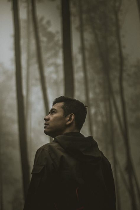 Guy Outdoor Photoshoot, Moody Forest Photography, Men Poses Photography Outdoor Nature, Male Fall Photoshoot, Dark Photoshoot Ideas Men, Forest Photoshoot Men, Nature Photoshoot Men, Forest Portrait Photography, Fog Photoshoot