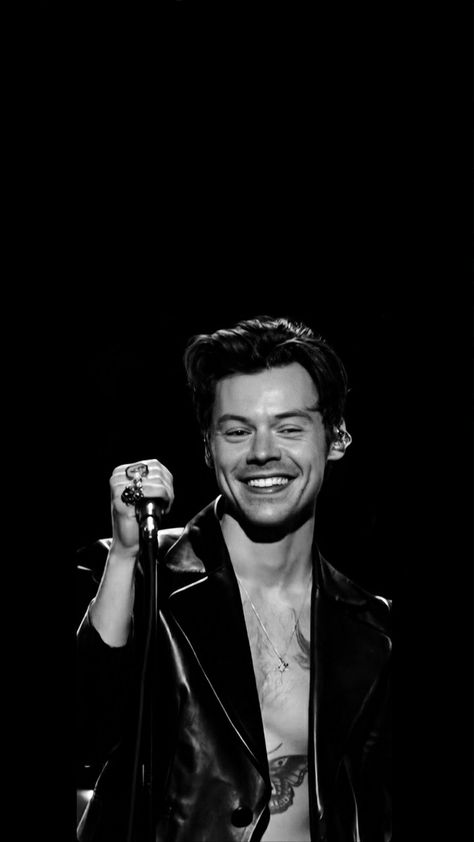 Grammys. Harry styles. Black and white Grammy Harry Styles, Harry Styles Wallpaper Lockscreen, Harry Styles Black And White, Harry Styles Face, Harry Styles Lockscreen, Gambar One Direction, White Instagram, Harry Styles Smile, Black And White Instagram