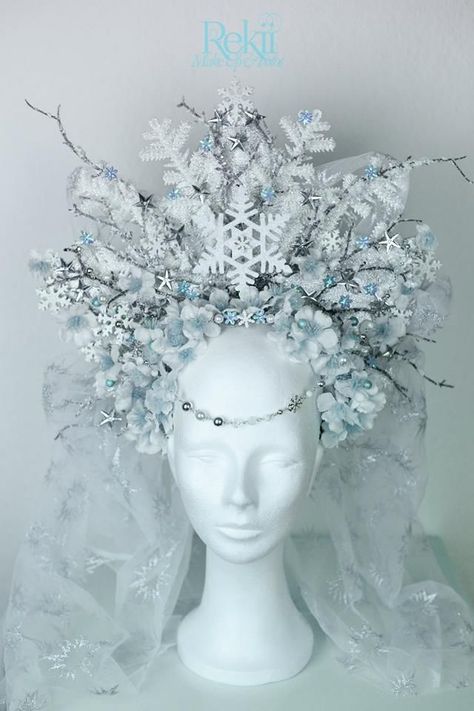 frozen beauty Snow Queen Costume, Ice Queen Costume, Frozen Hair, Headpiece Diy, Halloween Queen, Queen Makeup, Queen Costume, Mannequin Head, Ice Princess