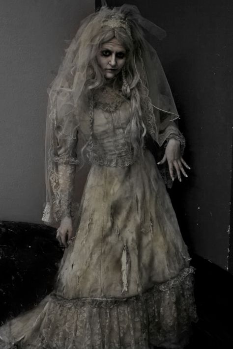 Miss Havisham by Slaughterose on DeviantArt - FABULOUS Addams Family Halloween Costumes, Ghost Bride Costume, Creepy Costume, Zombie Halloween Costumes, Miss Havisham, Ghost Bride, Zombie Bride, Ghost Halloween Costume, Horror Costume