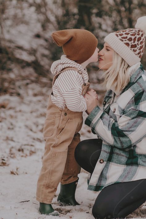 Mother And Son Winter Photoshoot, Mom Son Winter Photoshoot, Mom And Son Winter Photos, Snow Mommy And Me Pictures, Mother Son Winter Photoshoot, Mommy And Me Photo Shoot Winter, Winter Baby Pictures, Motherhood Shoot, Amber Christmas