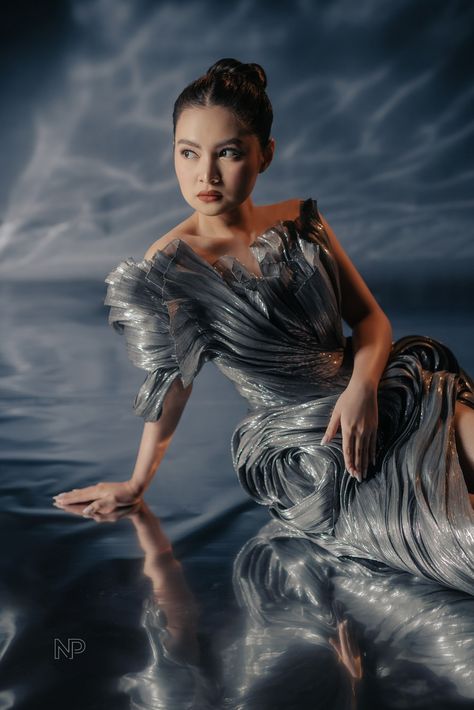 Water Studio Photography, Mylar Photoshoot Water, Photoshoot Water Ideas, Conceptual Photoshoot Ideas, Mermaid Studio Photoshoot, Water Photoshoot Studio, Aluminium Foil Photoshoot, Sparkly Dress Photoshoot, Galactic Photoshoot