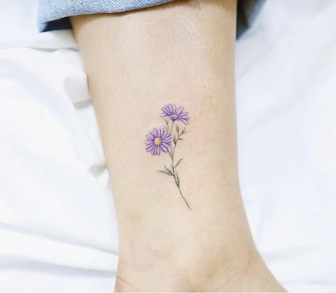 Flower Tattoos Purple Daisy Tattoo, Gerber Daisy Tattoo, Aster Tattoo, Aster Flower Tattoos, Tattoo Frau, Daisy Tattoo Designs, Lilac Tattoo, Lilac Painting, Gerber Daisy