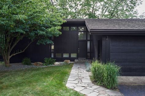 Tour Nick and Rachel Cope’s Split-Level Home in Hudson, NY Split Level House Exterior, Split Level Remodel Exterior, Split Level Exterior, Exterior Paint Color Combinations, Calico Wallpaper, Split Level Remodel, Lindsey Adelman, Hudson New York, Minnesota Home