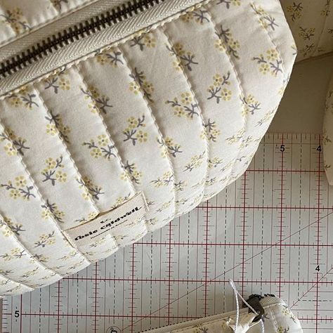 Rosie Caldwell, Quilted Toiletry Bag, Dream Lifestyle, What To Make, Toiletry Bags, Everyday Makeup, Sewing Patterns Free, Cosmetic Bags, Toiletry Bag