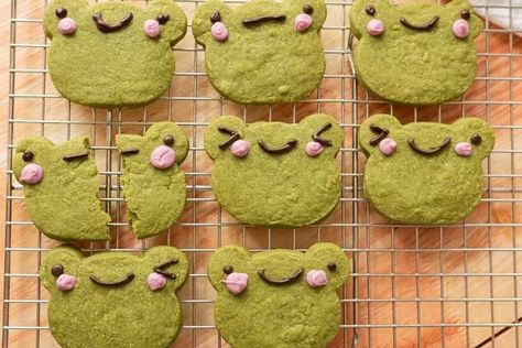 How to Make Frog-Shaped Matcha Shortbread Cookies | ehow Frog Macarons, Frog Dessert, Matcha Shortbread Cookies, Matcha Shortbread, Round Frog, Green Tea Cookies, Frog Cookies, Vegan Shortbread, Brownie In A Mug