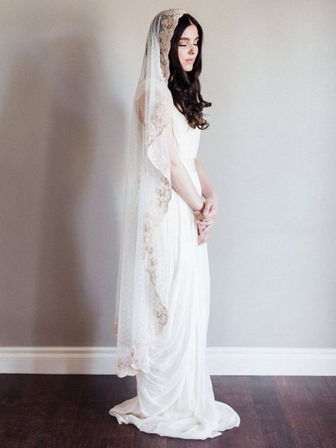 The Most Romantic, Prettiest, Stylish & Unique Bridal Veils You Ever Did See! Wedding Dress And Veil, Veil Mantilla, Fingertip Wedding Veils, Courthouse Wedding Dress, Mantilla Veil, Veil Styles, Wedding Veils Lace, Veil Hairstyles, White Wedding Dress