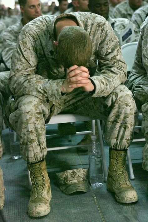 Soldier in Prayer Army Mom, Military Love, Support Our Troops, Us Soldiers, Military Heroes, Real Hero, American Soldiers, Military Life, Pray For Us