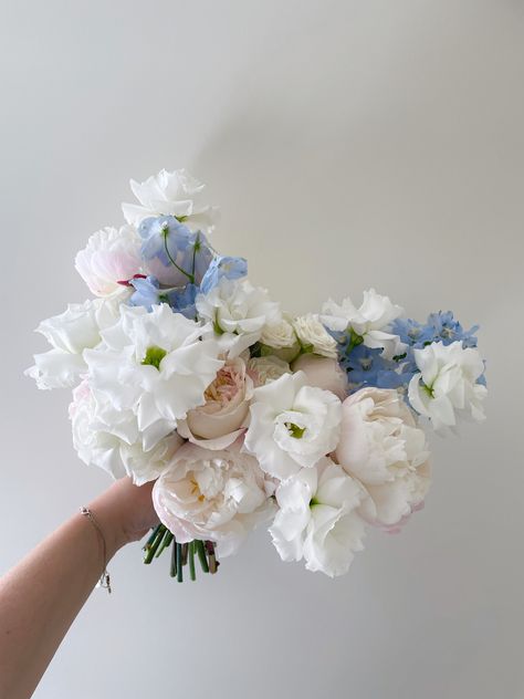 Classic Wedding Flowers, Powder Blue Wedding, Monochromatic Wedding, Bridal Bouquet Blue, Blue Bride, Modern Wedding Flowers, Tropical Wedding Flowers, Romantic Bouquet, Elegant Bouquet