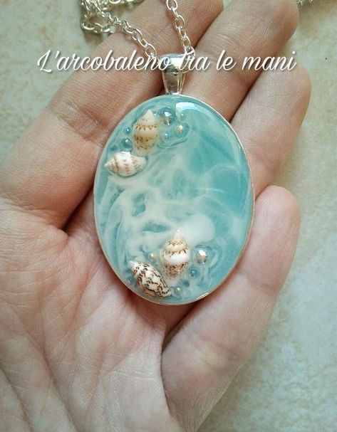 Resin Jewerly, Resin Jewlery, Art Coquillage, Flower Resin Jewelry, Epoxy Resin Diy, Necklace Resin, Resin Jewelry Diy, Water Effect, Resin Jewelry Making