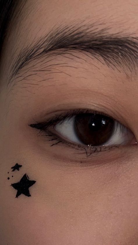 Makeup, fashion, eye makeup, eyeliner, kbeauty, douyin makeup, asian Star On Cheek Makeup, Starry Eye Makeup, Cute Simple Eyeliner, Cute Eyeliner Looks, Face Paint Ideas Aesthetic, Star Face Paint, Starry Makeup, Basic Eyeliner, Star Eyeliner