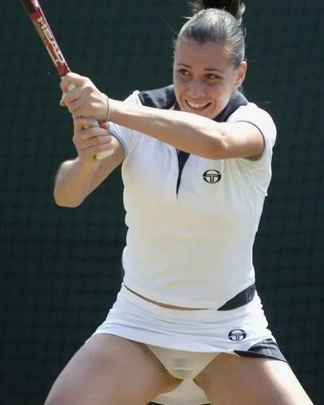 Flavia Pennetta, Tennis Photos, Sport Woman Fitness, Ladies Tennis, Female Tennis, Tennis Fashion, Maria Sharapova, Womens Tennis, Tennis Player