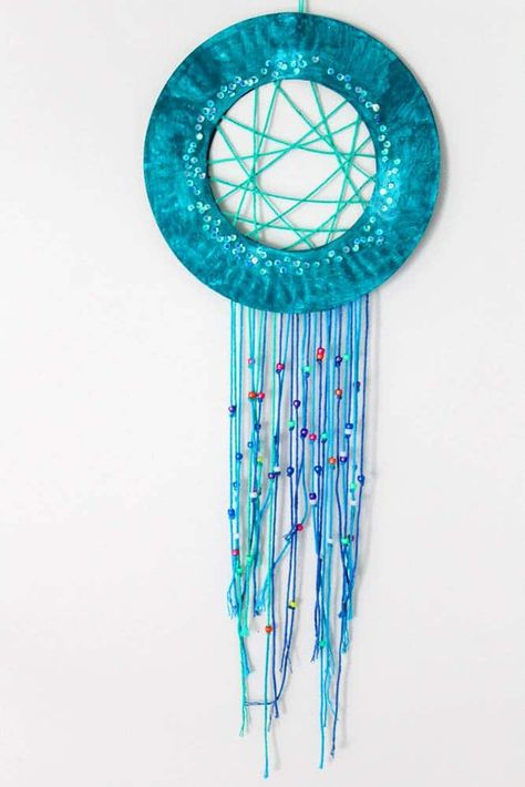 Sequin dream catcher paper craft for kids. #dreamcatcher #crafts #craftforkids #paperplatecraft #finemotor #papercraft Dream Catcher Craft For Kids, Paper Plate Dream Catcher, Plate Dream Catcher, Kids Dream Catcher, Preschool Topics, Campground Crafts, Make Your Own Dream Catcher, Diy Dream Catcher For Kids, Campground Activities