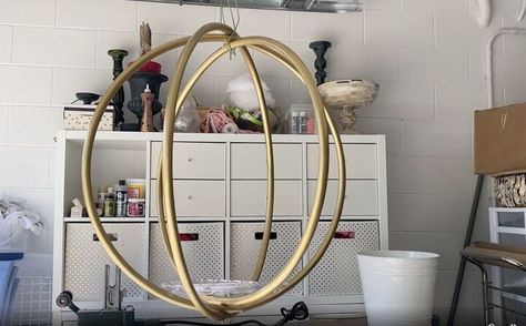 Hula Hoop Chandelier, Hoop Chandelier, Diy Projects To Make And Sell, Pallet Projects Garden, Hoop Light, Diy Spray Paint, Handmade Chandelier, Metallic Spray Paint, Hula Hoops