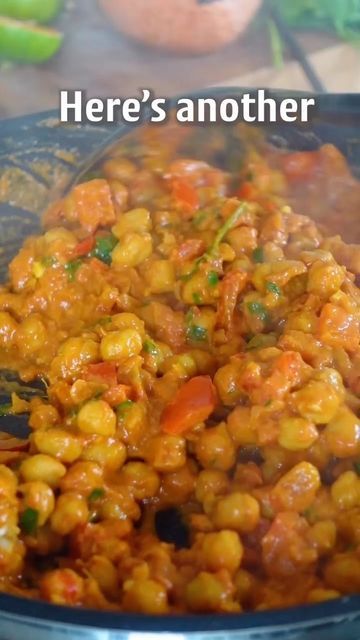 Glow Vegan on Instagram: "PEANUT CHICKPEA STEW 😋 Vegan budget week 💸 🌱 By @fitgreenmind 🫶 Get our new VEGANIFY COOKBOOK with recipes to make your life in the kitchen way easier. Recipes high in fiber and protein for a healthier, happier you💚 Link in bio —> @glow.vegan_ This stew is inspired by the West African “Maafe”. Chickpeas and red peppers cooked in a delicious, rich and creamy peanut sauce… and it’s even Budget-friendly! 🥳 Much love Maya ✨ RECIPE (5 servings,25min prep time) -1 onion Peanut Chickpea, Chickpea Stew Vegan, Bland Meals, Vegan Dinner Recipes Easy, Protein Food, Vegan Recipes Beginner, Chickpea Stew, Sans Gluten Sans Lactose, Videos Cooking