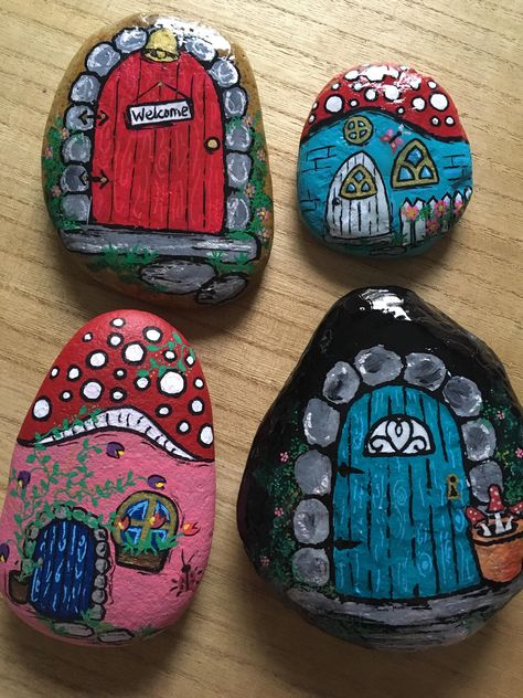 Fairy Door Rock Painting, Fairy Door Painted Rocks, Painted Fairy Doors, Rock Painting Ideas Flowers, Painting Ideas Flowers, Fairy Garden Designs, Rock Painting Ideas, Stone Art Painting, Rock And Pebbles