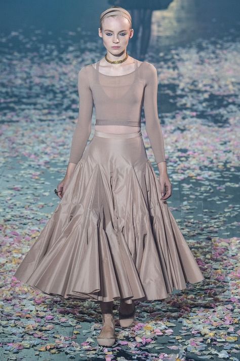 Christian Dior | Ready-to-Wear - Spring 2019 | Look 10 Dior 2019 Spring Summer, Couture Skirts Runway, Ramadan 2025, Chef Table, Skirt Runway, Dior Ready To Wear, Godet Dress, Dior Skirt, Women's Runway Fashion