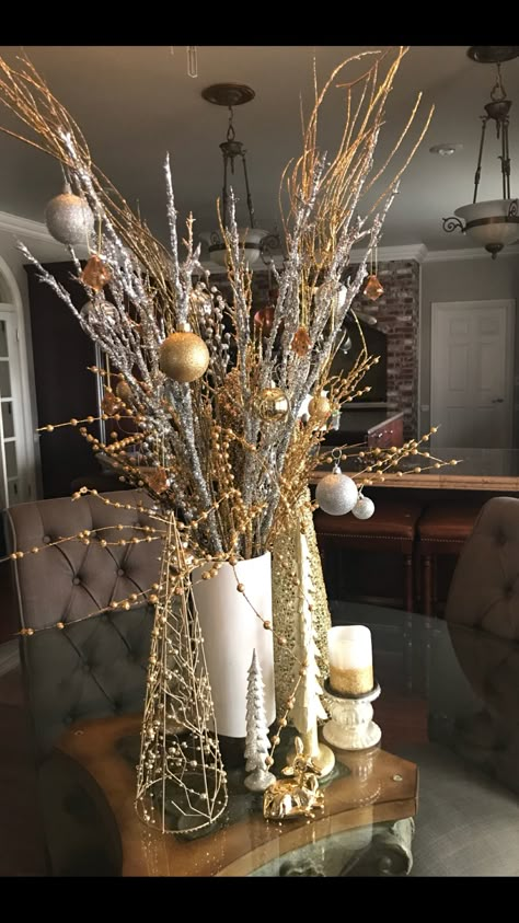 Gold Vase Christmas Decor, Luxury Christmas Centerpieces, Christmas Tall Centerpieces, Gold And Silver Christmas Table, Gold Christmas Decorations Living Room, Tall Christmas Centerpieces For Table, Gold Christmas Centerpieces For Table, Happy New Year Decor, Gold Christmas Centerpieces