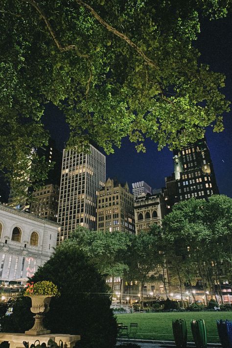 New York Facts, New York Park, Bryant Park Nyc, New York Central Park, City Life Aesthetic, New York Night, Nyc Park, Empire State Of Mind, Nyc Aesthetic