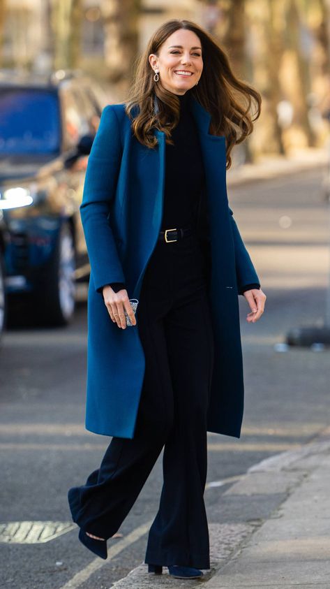 Kate Middleton Style Outfits, Düşes Kate, Looks Kate Middleton, Kate Middleton Outfits, Princess Kate Middleton, Middleton Style, Blue Coat, Royal Outfits, Kate Middleton Style