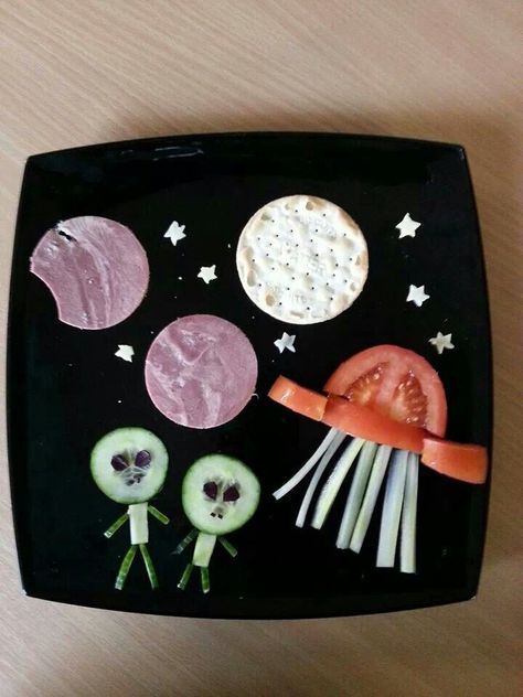 Aliens and ufo space theme snack plate. Theme Snack, Alien Party, Space Debris, Diy Snacks, Themed Food, Summer Learning, Space Party, Snack Plate, Art Food