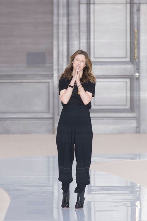 Clare Waight Keller Delivers Her Final Collection to Chloé Girls All Over the World Clare Waight Keller, Uk Fashion, Fall 2017, Fashion Advice, All Over The World, Chloe, Fashion Beauty, Fall Winter, The World