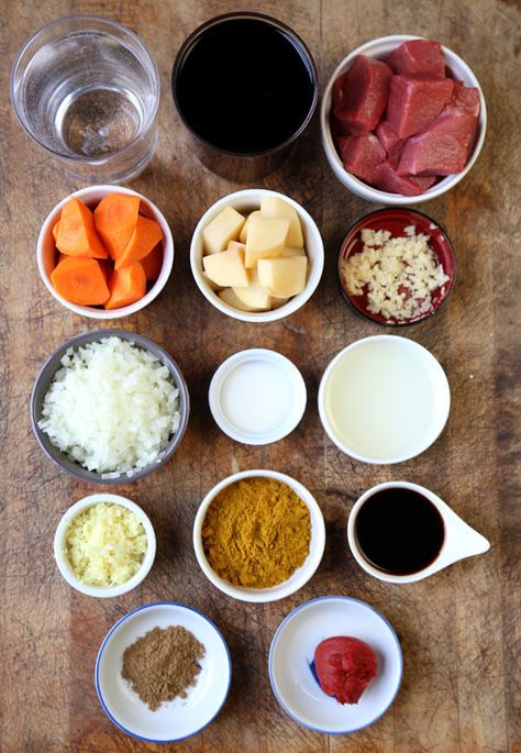 japanese-curry-ingredients Japanese Curry Recipe, Kare Raisu, Japanese Beef, Curry Ingredients, Japanese Curry, Beef Curry, Easy Asian Recipes, Easy Homemade Recipes, Homemade Recipe