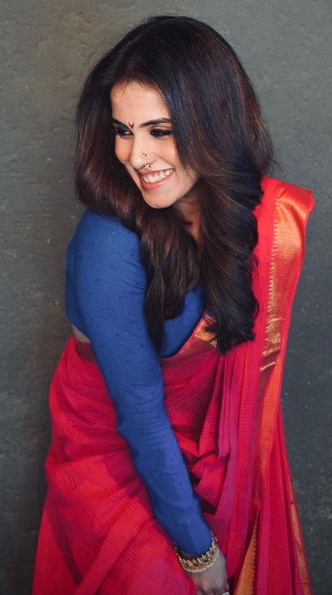 Genelia Deshmukh, Red Saree Wedding, Red Silk Saree, Marathi Saree, Maharashtrian Saree, Floral Dresses With Sleeves, Saree Hairstyles, Simple Saree Designs, Saree Draping Styles