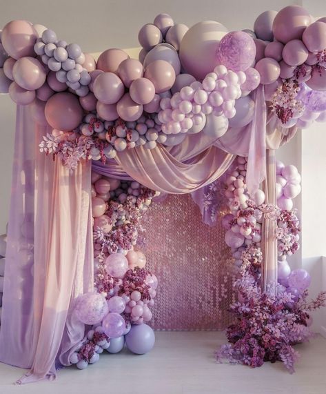 by @aireendecor on Instagram Unique Event Decor, Lila Party, Party Balloons Diy, Shimmer Wall, Purple Balloons, Purple Birthday, Birthday Party Theme Decorations, Purple Party, Birthday Balloon Decorations