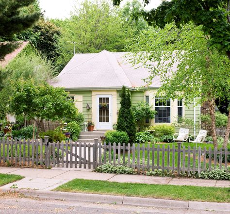 Cozy Home Exterior, Cottage Home Exterior, Cottage House Exterior, Cottage Bungalow, Cottage Exteriors, Small Cottage Homes, Staging Ideas, Small Cottages, Cottages And Bungalows