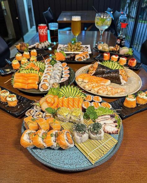 Sushi Maker, Sushi Platter, Food Babe, Japanese Dishes, Japanese Snacks, Sushi Bar, What To Cook, Korean Food, Pretty Food