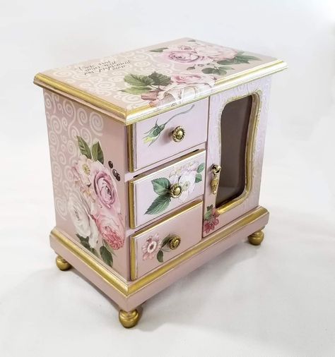 Painted Jewellery Box Ideas, Make Wood Look Old, Jewelry Box Redo, Painted File Cabinets, Jewelry Box Ideas, Decoupage Jewelry Box, Shabby Chic Jewellery Box, Shabby Chic Boxes, Diy Furniture Flip