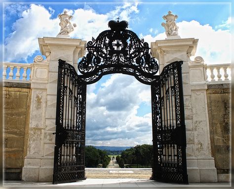 German Palaces, Baroque Garden, Castle Gate, Front Gate Design, Entrance Gates Design, Classic House Design, Main Gate Design, Front Gates, Beautiful House Plans