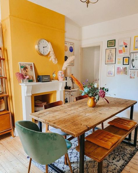 a cozy eclectic dining room with a yellow accent wall and a yellow fireplace, a wooden table, mismatching chairs and benches and a bold gallery wall Yellow Accent Walls, Yellow Dining Room, Mismatched Chairs, Eclectic Dining Room, Eclectic Dining, Yellow Walls, Maximalism, Dining Room Design, Home Decor Tips