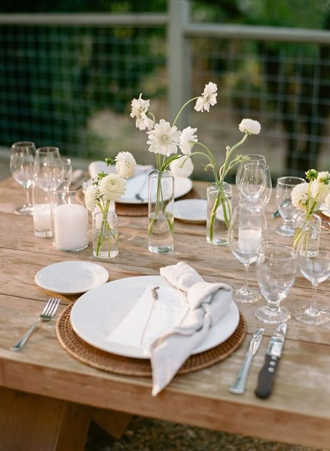 Simple Tuscan Wedding, Simple Wedding Table Decor Long Tables, Simplistic Wedding Table Decor, Simplistic Wedding Decor, Farm Table Wedding, Simplistic Wedding, Creative Centerpieces, Minimalist Wedding Decor, Napa Wedding