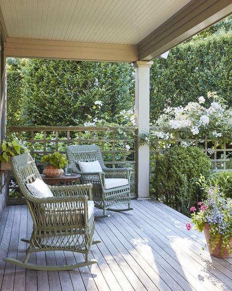 Cottage Front Porch, Nantucket House, New England Cottage, Nantucket Cottage, Veranda Magazine, Porch Design Ideas, Nantucket Home, Cottage Porch, An Old Soul