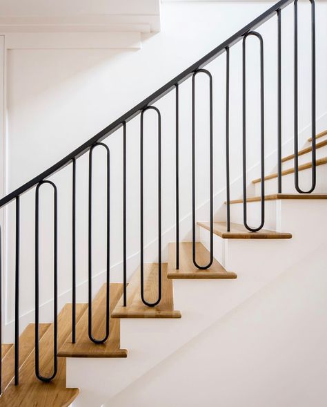 درابزين السلم, Interior Stair Railing, Modern Railing, Modern Stair Railing, Staircase Railing Design, Handrail Design, Stairs Design Interior, Stair Railing Design, Stairway Design