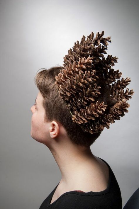 Pinecone Costume Diy, Pine Cone Costume, Pinecone Costume, Pinecone Crown, Christmas Costumes Diy, Christmas Headpiece, Nature Crown, Costume Carnaval, Flower Headdress