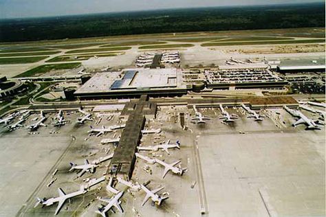 A view of busy George Bush Intercontinental Airport, I pic that i found through http://www.airport-technology.com/projects/georgebush_expansion/ George Bush Intercontinental Airport, Continental Airlines, George Bush, Aircraft Art, The Expanse, Airlines, Aircraft, Technology, Travel