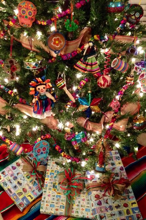 My 2014 Mexican Christmas Tree. Lotería, jute, and raffia gift wrap. Funny Christmas Images, Christmas Fiesta, Mexican Christmas Decorations, Mexico Christmas, Retro Christmas Decorations, Funny Christmas Tree, Mexican Christmas, Colorful Christmas Tree, Noel Christmas