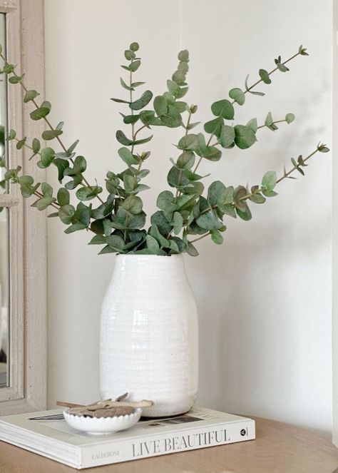 White Vase With Eucalyptus, Eucalyptus Vase Decor, Townhouse Entryway, Eucalyptus In Vase, Vase With Eucalyptus, Eucalyptus Vase, Eucalyptus Decor, Vase Pampas, Desk Flowers