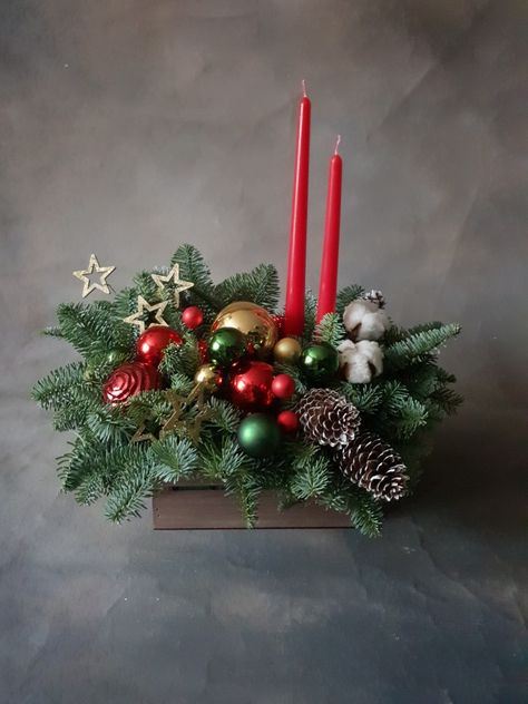 Christmas Candle Flower Arrangements, Christmas Bouquet Centerpiece, Christmas Centrepiece Ideas Diy, Xmas Flower Arrangements, Christmas Centerpieces Cheap, Christmas Wreath Frames, Xmas Flowers, Christmas Table Decorations Centerpiece, Advent Decorations