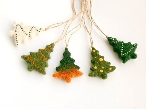 Christmas Small Gifts, Miniature Christmas Decorations, Tovad Ull, Needle Felted Ornaments, Tree Miniature, Diy Felt Christmas Tree, Felted Christmas, Needle Felting Diy, Wool Felt Projects