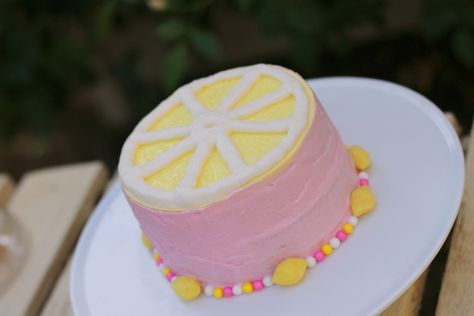 Lemon slice smash cake for pink lemonade first birthday party. Lemonade Birthday Cake, Lemon Smash Cake, Lemonade Smash Cake, Lemonade First Birthday Party, Lemon First Birthday, Lemon Themed First Birthday Cake, Pink And Yellow 1st Birthday Cake, Pink Lemonade Birthday Cake, Lemonade 1st Birthday Party Girl