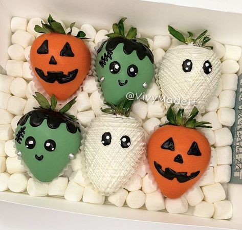 Halloween Cover Strawberries, Halloween Treats With Strawberries, White Chocolate Covered Strawberries Halloween, Chocolate Strawberry Halloween, Halloween Theme Chocolate Covered Strawberries, Halloween Treats Strawberries, Cute Halloween Chocolate Covered Strawberries, Diy Halloween Chocolate Covered Strawberries, Spooky Halloween Strawberries