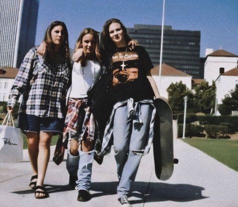 grunge Grunge 1990s, Grunge Kids, Grunge Outfits 90s, 1990 Style, Moda Grunge, Summer Grunge, Look Grunge, 90s Trends, 90s Fashion Grunge