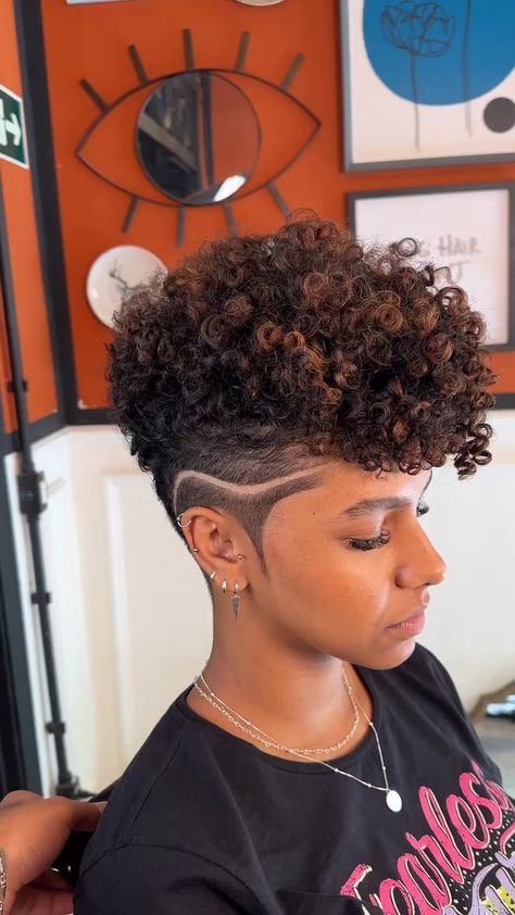 Tapered Natural Hair Cut, Natural Hair Haircuts, Short Natural Haircuts, Short Hair Designs, Short Natural Curly Hair, Short Shaved Hairstyles, Shaved Side Hairstyles, Shaved Hair Designs, Cortes De Cabello