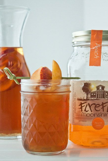 An Ode to Moonshine: Boozy Sweet Tea Peach Moonshine, Moonshine Cocktails, Pomegranate Cocktails, Moonshine Recipe, Diy Alcohol, Sweet Tea Recipes, Famous Drinks, Moonshine Recipes, Iced Tea Recipes